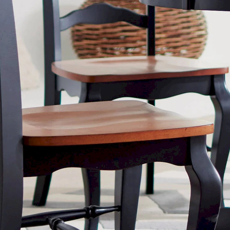Deux ensembles de chaises