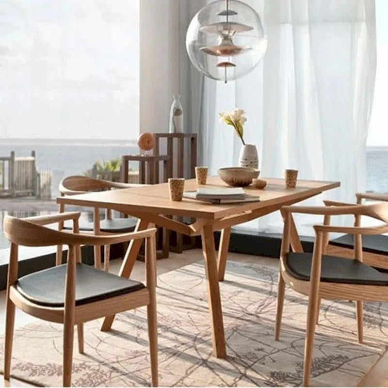 Chaise de salle à manger Kennedy en bois massif coudée, en chêne et similicuir
