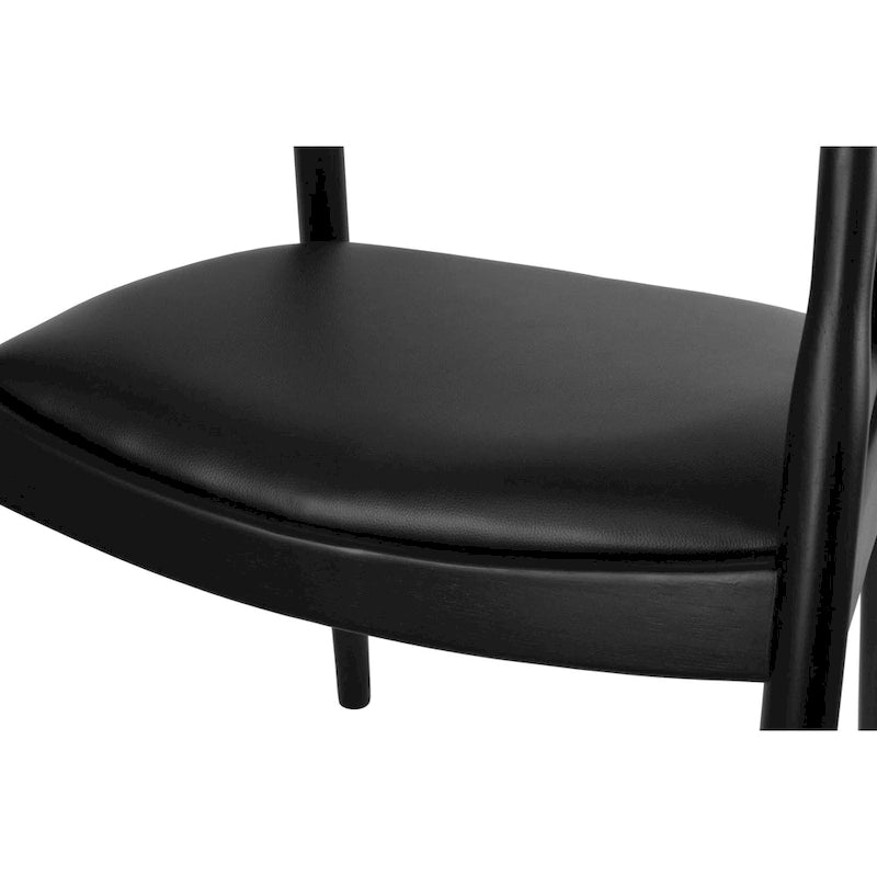 Chaise de salle à manger Kennedy en bois massif coudée, en chêne et similicuir