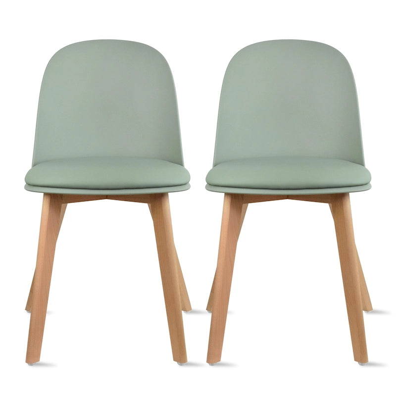 Ensemble de deux chaises de salle à manger, avec dossiers, sans accoudoirs, assise en plastique et pieds en bois.