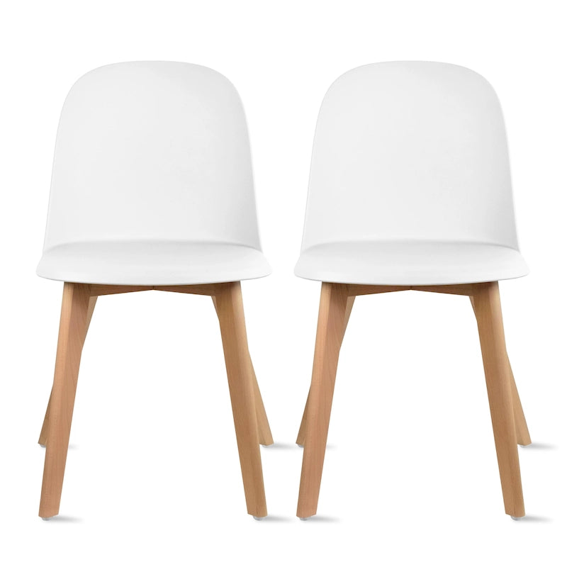 Ensemble de deux chaises de salle à manger, avec dossiers, sans accoudoirs, assise en plastique et pieds en bois.