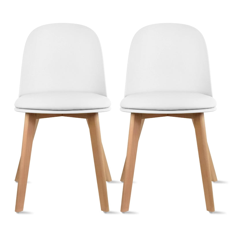 Ensemble de deux chaises de salle à manger, avec dossiers, sans accoudoirs, assise en plastique et pieds en bois.