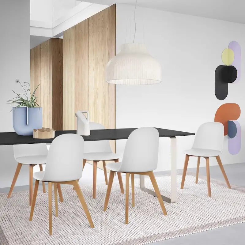 Ensemble de deux chaises de salle à manger, avec dossiers, sans accoudoirs, assise en plastique et pieds en bois.