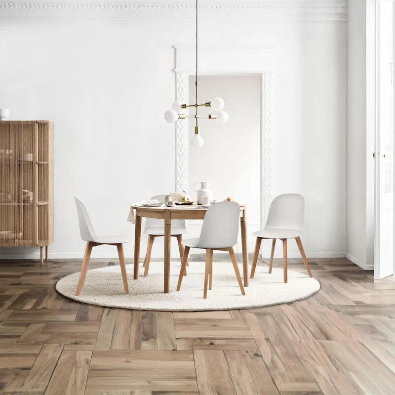 Ensemble de deux chaises de salle à manger, avec dossiers, sans accoudoirs, assise en plastique et pieds en bois.