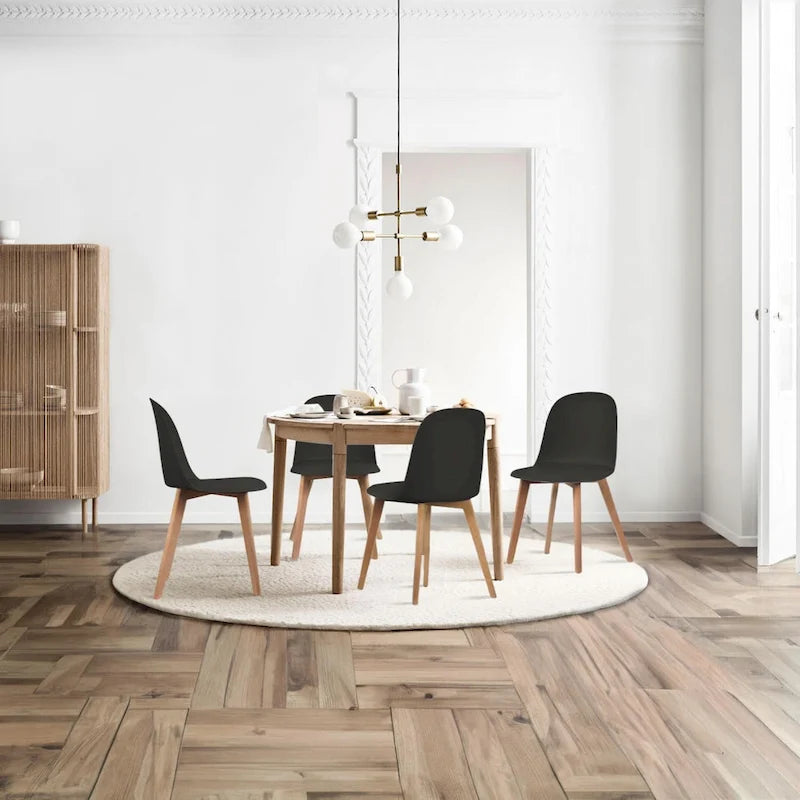 Ensemble de deux chaises de salle à manger, avec dossiers, sans accoudoirs, assise en plastique et pieds en bois.