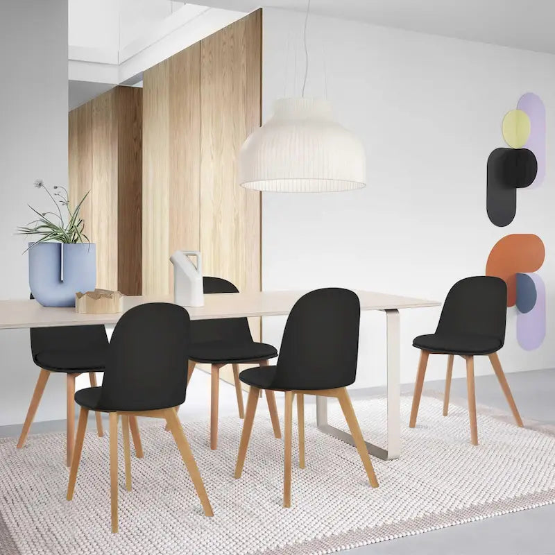 Ensemble de deux chaises de salle à manger, avec dossiers, sans accoudoirs, assise en plastique et pieds en bois.