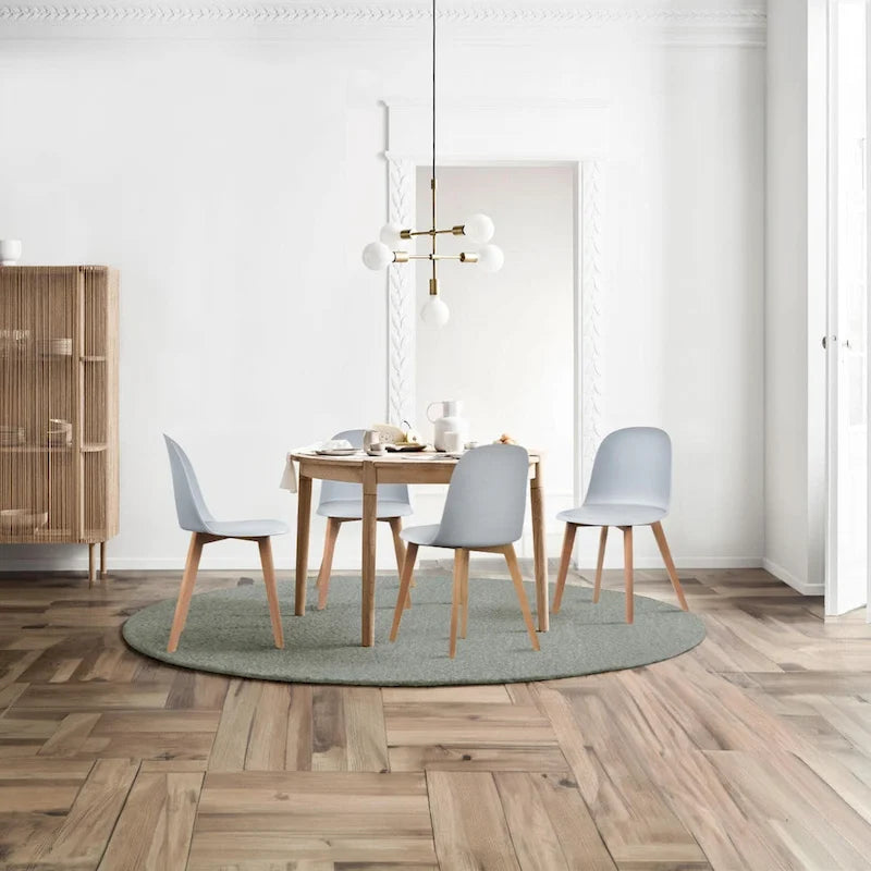 Ensemble de deux chaises de salle à manger, avec dossiers, sans accoudoirs, assise en plastique et pieds en bois.