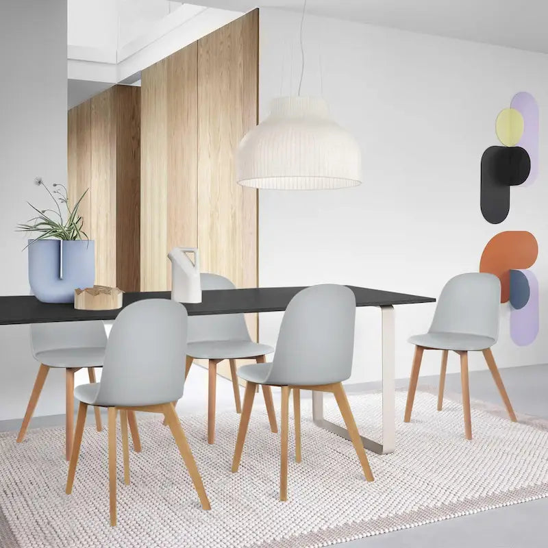 Ensemble de deux chaises de salle à manger, avec dossiers, sans accoudoirs, assise en plastique et pieds en bois.