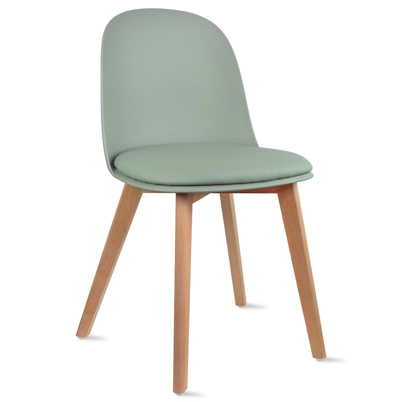 Ensemble de deux chaises de salle à manger, avec dossiers, sans accoudoirs, assise en plastique et pieds en bois.