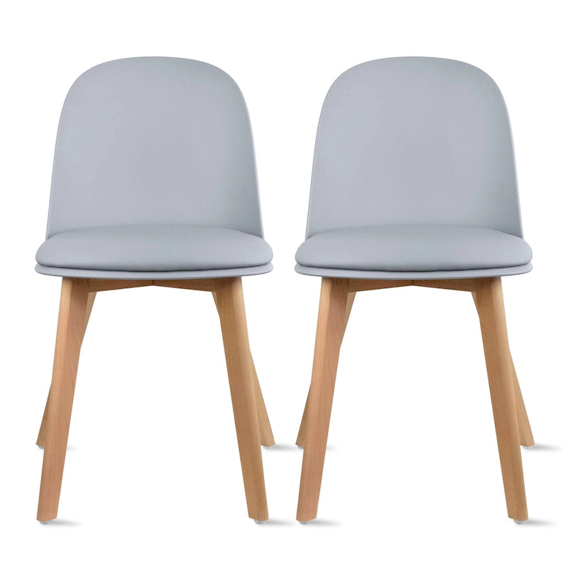 Ensemble de deux chaises de salle à manger, avec dossiers, sans accoudoirs, assise en plastique et pieds en bois.