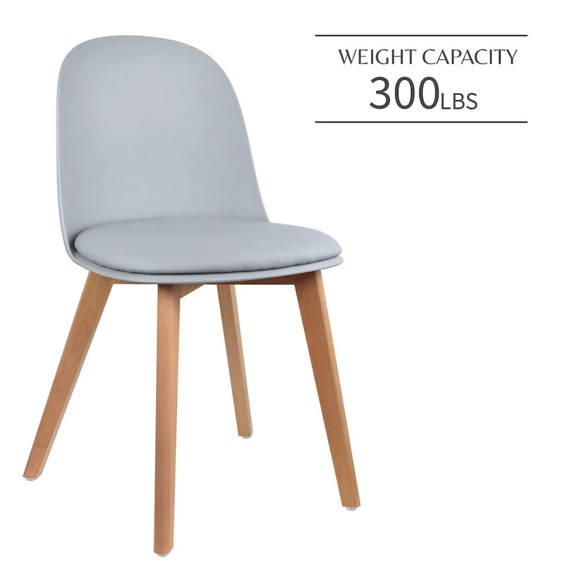 Ensemble de deux chaises de salle à manger, avec dossiers, sans accoudoirs, assise en plastique et pieds en bois.