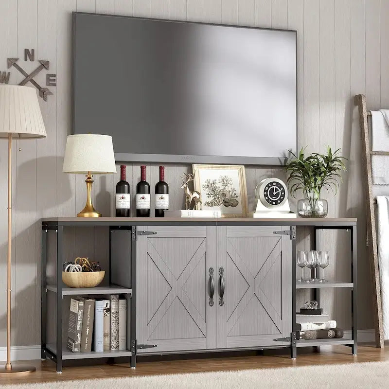 Meuble TV de style rustique avec portes et étagères ouvertes