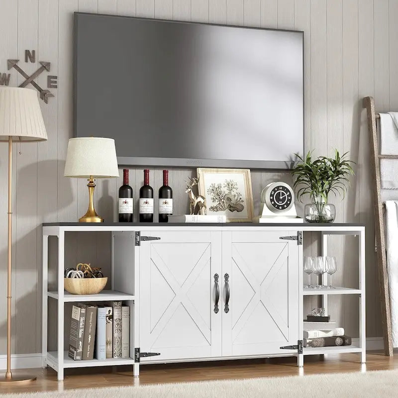 Meuble TV de style rustique avec portes et étagères ouvertes