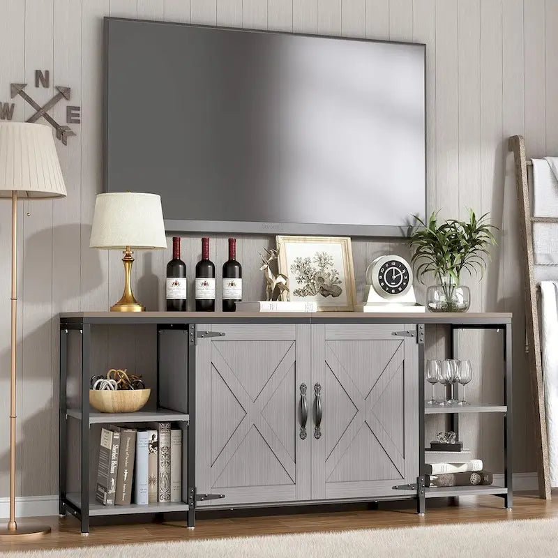 Meuble TV de style rustique avec portes et étagères ouvertes
