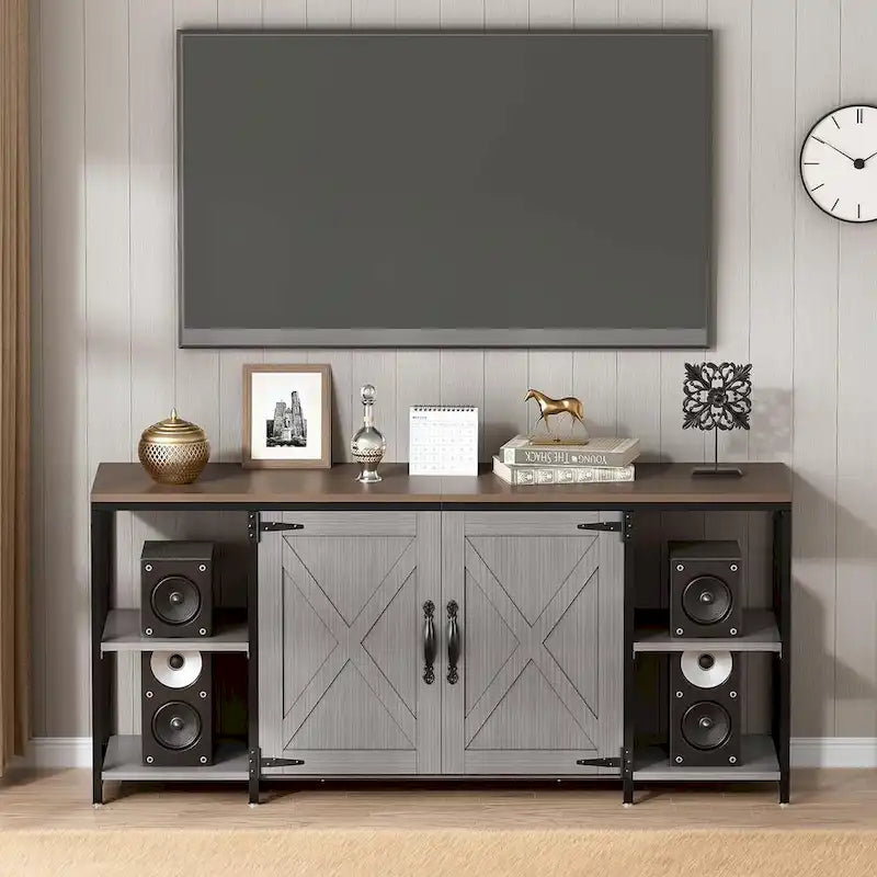 Meuble TV de style rustique avec portes et étagères ouvertes