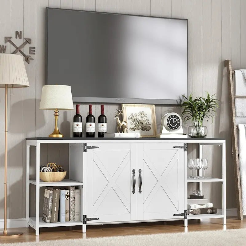 Meuble TV de style rustique avec portes et étagères ouvertes