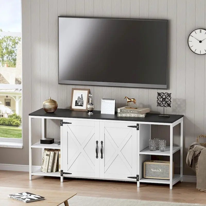 Meuble TV de style rustique avec portes et étagères ouvertes