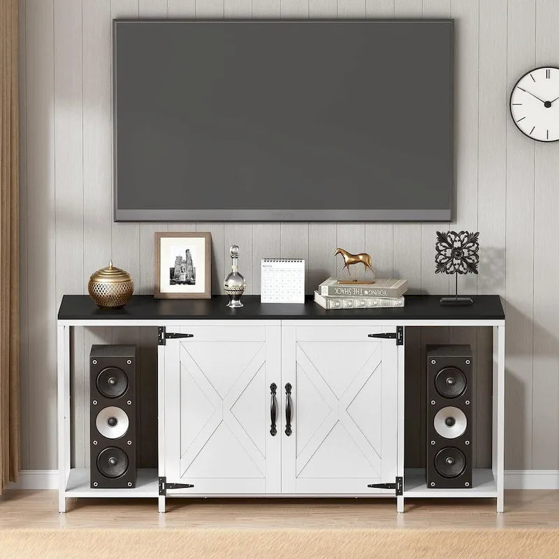 Meuble TV de style rustique avec portes et étagères ouvertes