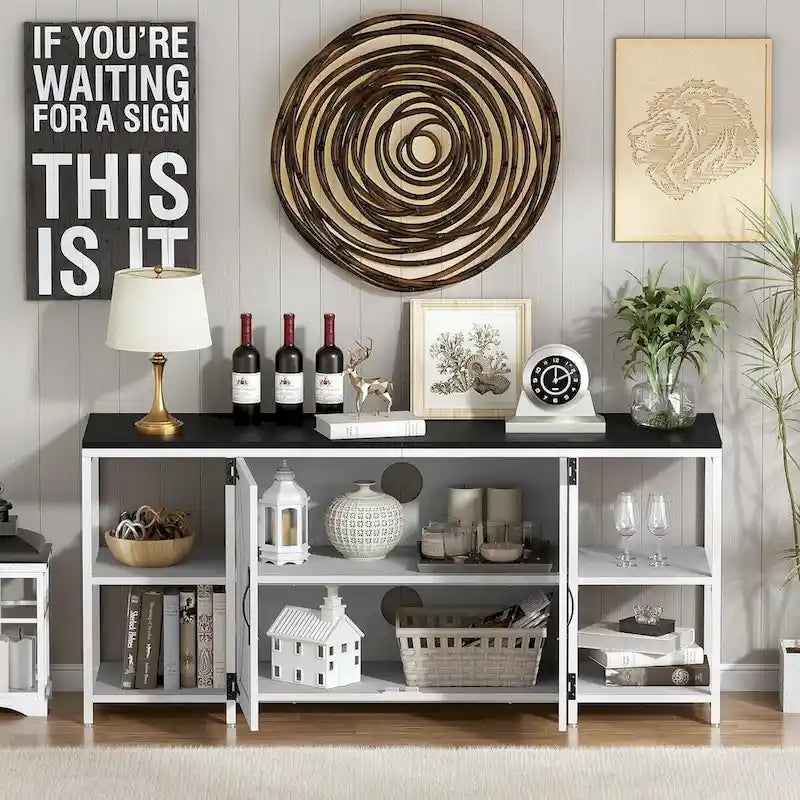 Meuble TV de style rustique avec portes et étagères ouvertes
